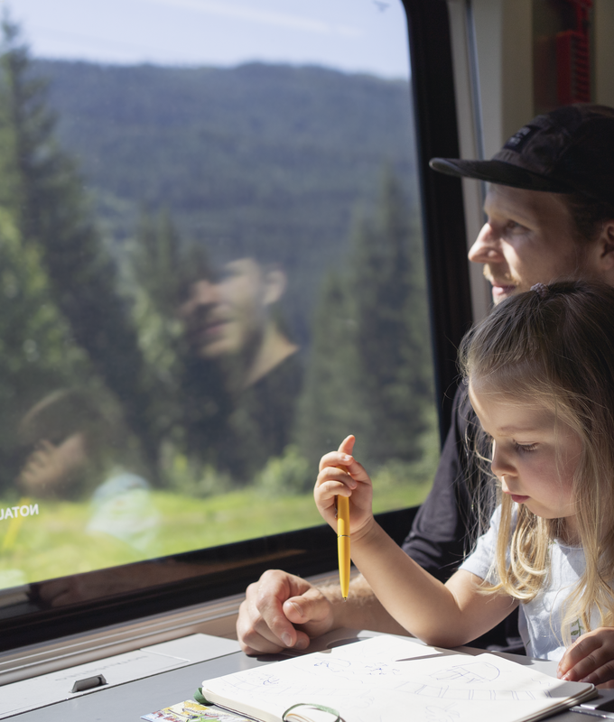 Familienurlaub, Anreise im ICE | © Tirol Werbung, Bert Heinzlmeier