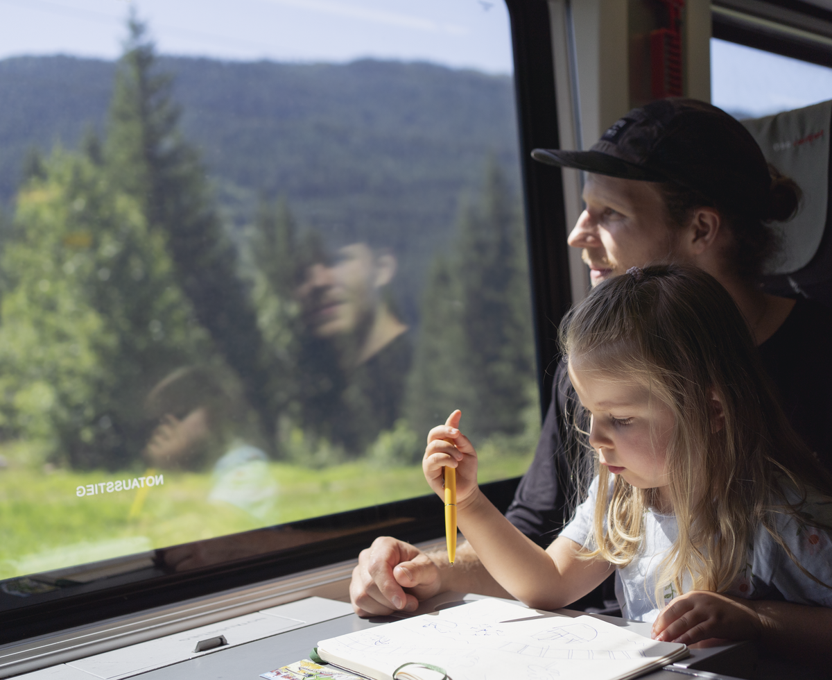 Familienurlaub, Anreise im ICE | © Tirol Werbung, Bert Heinzlmeier