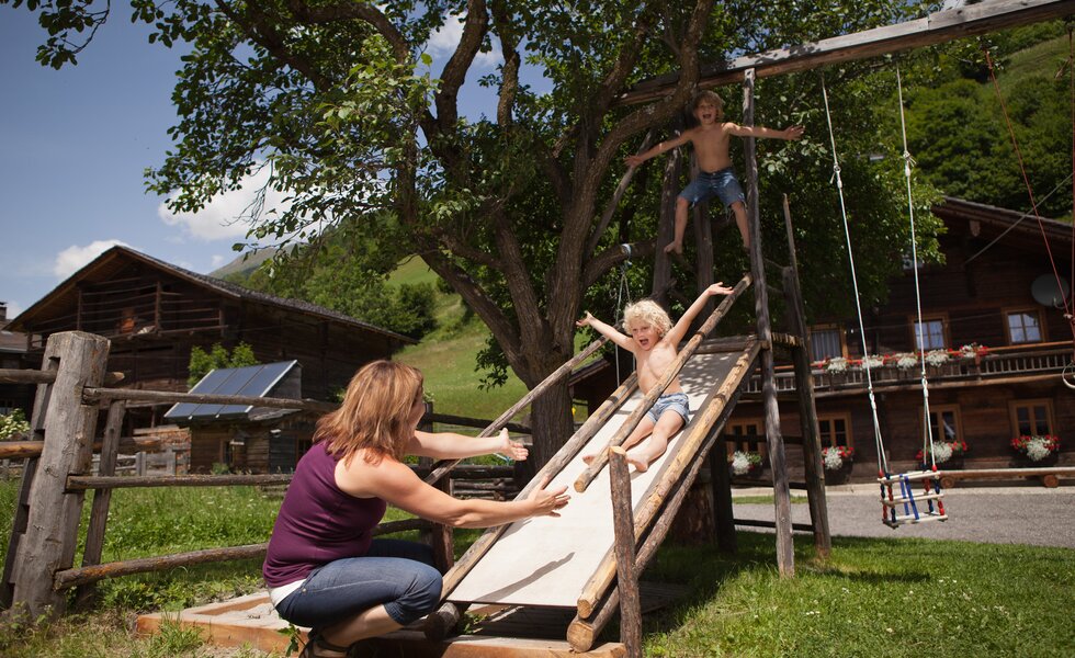 Familie beim Spielplatz | © Urlaub am Bauernhof Tirol