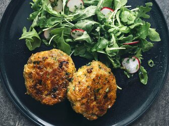 Kaspressknödel mit Salat | © Kathrin Koschitzki