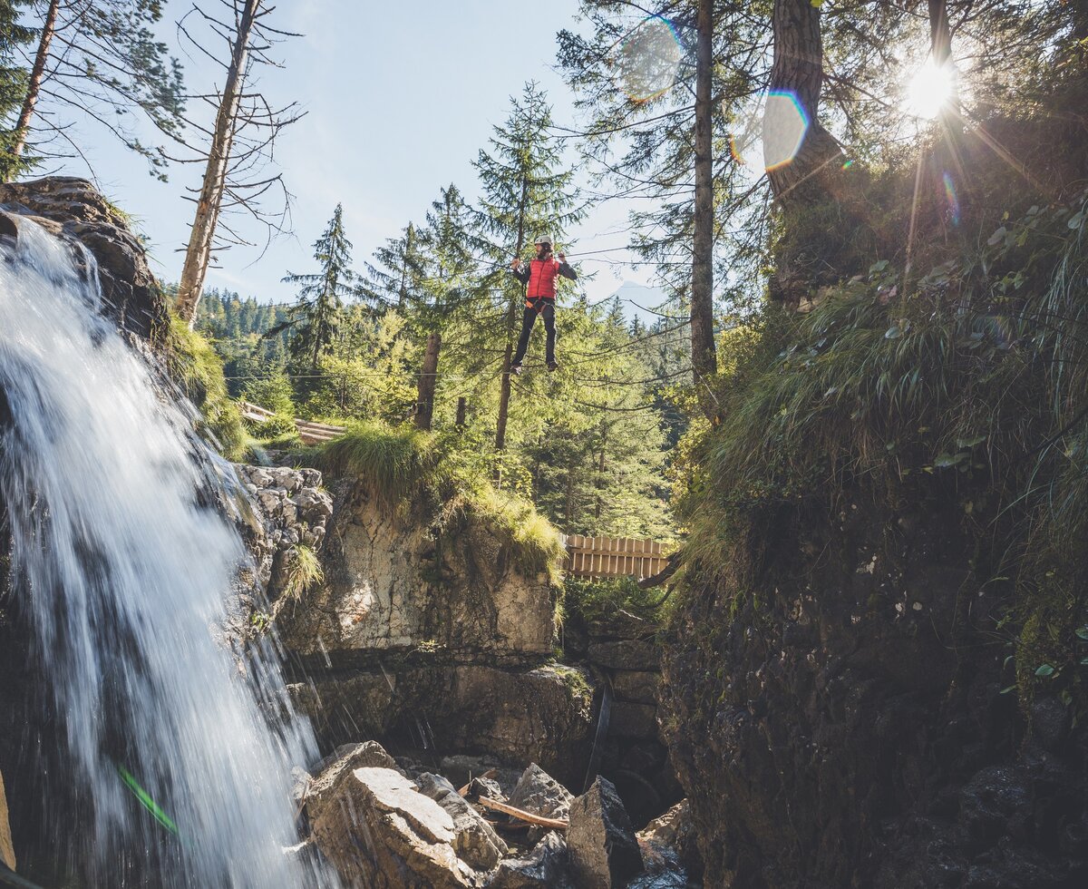 Klettern am Wasserfall | © Tiroler Zugspitz Arena/C.Jorda