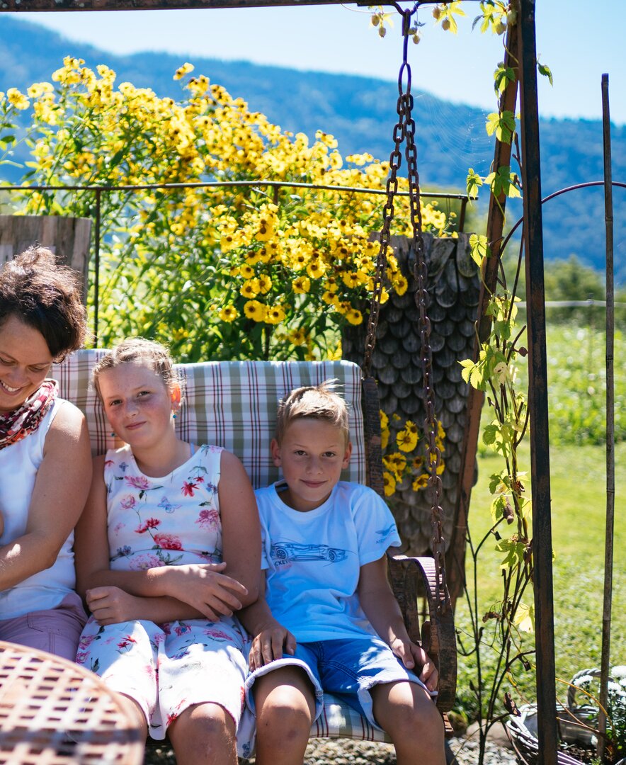 Mutter mit Kindern auf der Schaukel im Freien | © Urlaub am Bauernhof Vorarlberg / Daniel Gollner