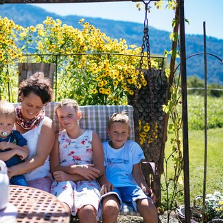 Mutter mit Kindern auf der Schaukel im Freien | © Urlaub am Bauernhof Vorarlberg / Daniel Gollner