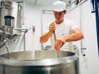 Landwirt Thomas bei der Käseherstellung  | © Urlaub am Bauernhof Vorarlberg / Daniel Gollner