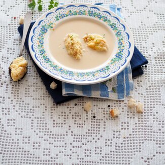 Montafoner Sura Kees Rahmsuppe mit Grießnockerl | © Urlaub am Bauernhof Vorarlberg