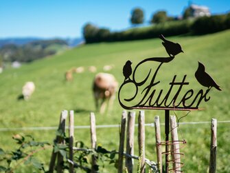  Schild Futterstelle für Vögel im Garten | © Urlaub am Bauernhof Vorarlberg / Daniel Gollner