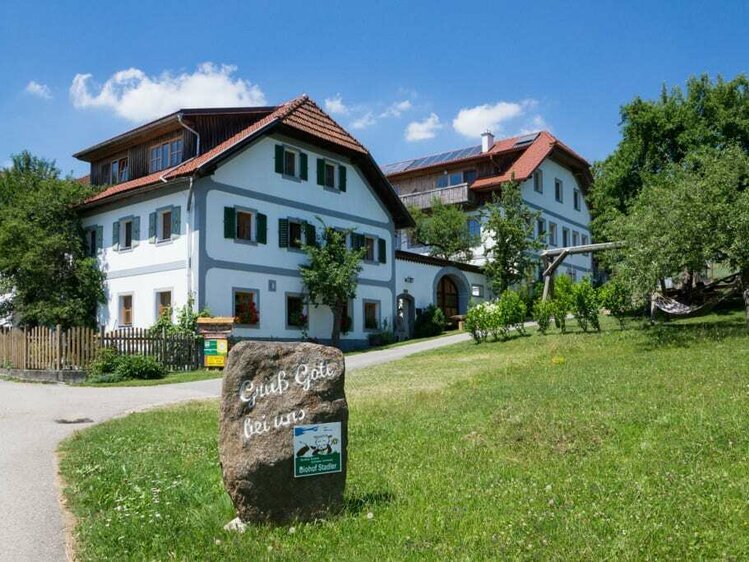 Hofansicht Begrüßungsstein Biohof Stadler