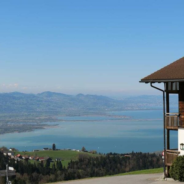 Bei uns können Sie einen fantastischen Panoramablick weit über den Bodensee und die Schweizer Bergwelt genießen.